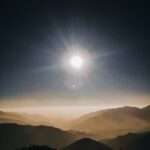 雾中旷野，仰望晨光